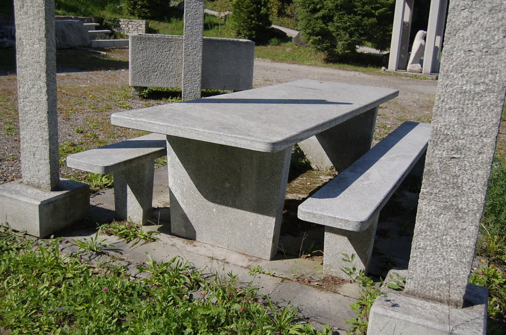 01-Tisch-Moderno-freistehend-rechteckig-tessiner-granit-hellori.jpg